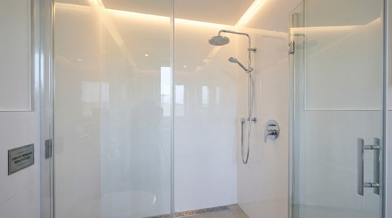 Acrylic Bath Walls: Fountain Inn's Game-Changer